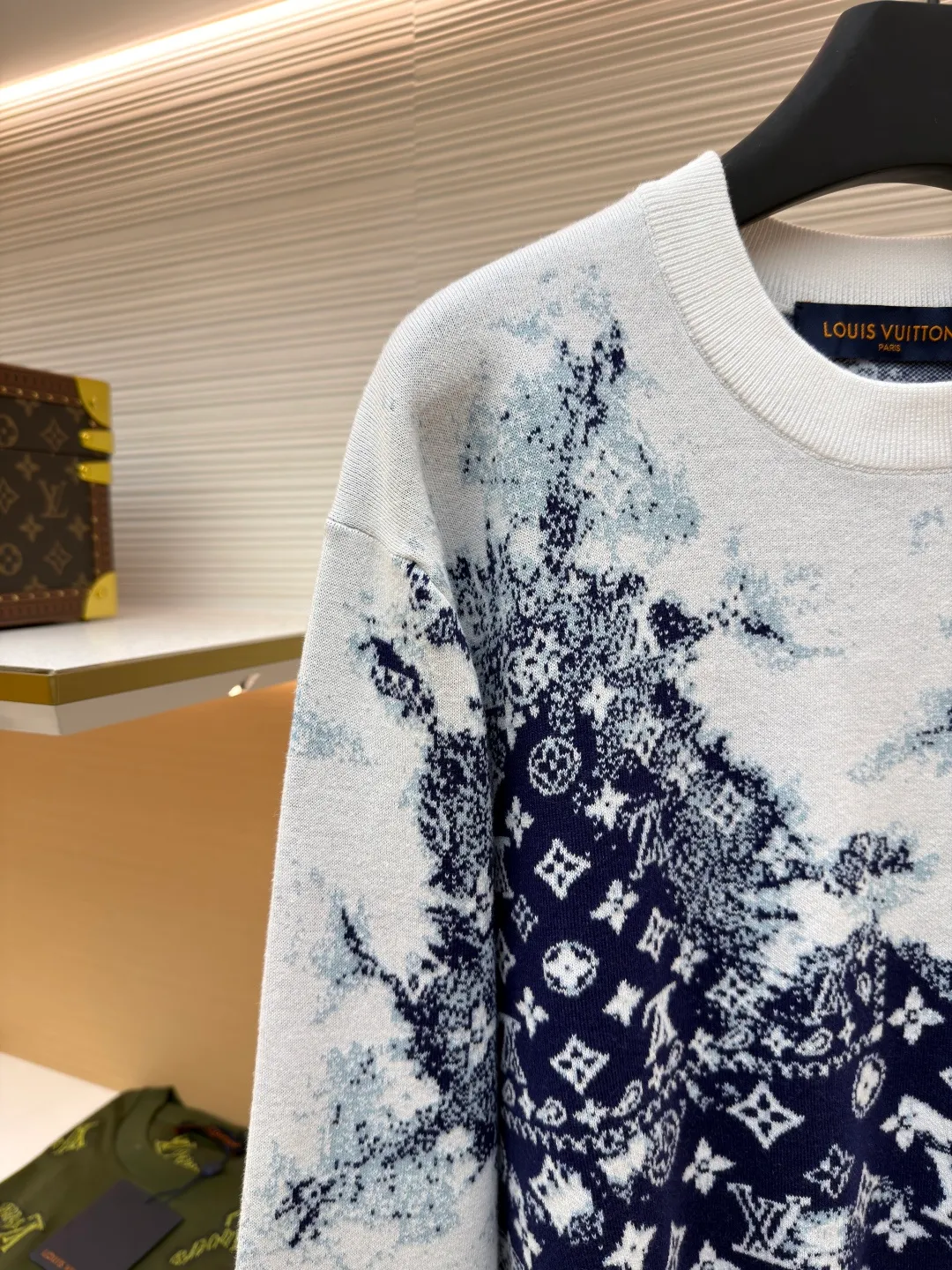 LOUIS VUITTON blue and white gradient sweater ●Authentic product: 10200 purchased and developed ●Item number: 1680943-B25 ●Fabric: sweater fabric ●Technology: tie-dye production ●Version: fitted version ●Weight: about 465 grams ●Size: XS-S-M-L ●Description: Using 14-needle computerized flat knitting needles, the needle path density is small. To restore the perfect effect of the original version, it is extremely difficult to develop a higher version, and the time cost and development cost are greatly increased. In order to give the pattern a bleached tie-dye effect, it is cleverly presented through the jacquard process. We use manual reference to the original It took 65 days to count the patterns manually, and 975,946 pinholes were manually counted. The patterns, every flower, every color, are truly perfect and full of details. The wool material is made of 100% (fully combed) cotton yarn, and the color effect is as high as 95% or more. The overall workmanship is very complicated. The embroidery is made with heat-capacitive glue, which needs to be ironed to ensure quality. The checkerboard pattern needs to be positioned correctly, so it is very fast. Each process of the entire garment is slow and time-consuming.